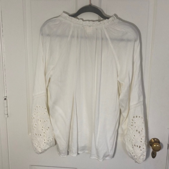 Cute white blouse. - Picture 5 of 5